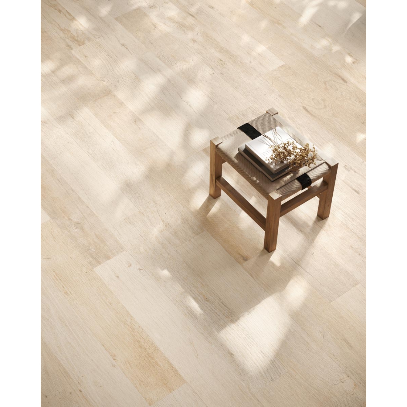 Fliese Sant Agostino Yorkwood in der Farbe Honey verlegt unter einem Hocker