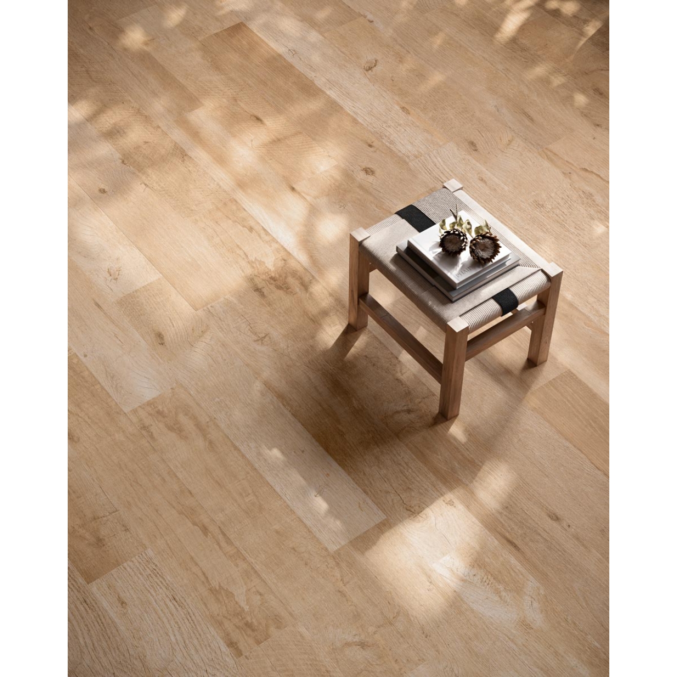 Fliese Sant Agostino Yorkwood in der Farbe Natural verlegt unter einem Hocker
