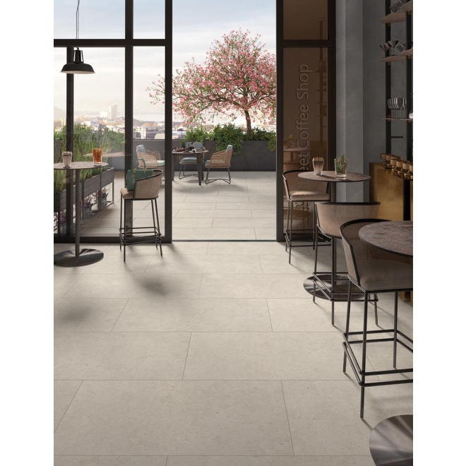 Terrassenplatte Mirage Elysian in der Farbe Beige Catalan verlegt auf einer Restaurantterrasse
