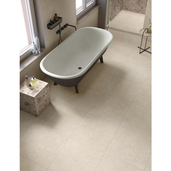 Terrassenplatte Mirage Elysian in der Farbe Desert Stone verlegt unter einer Badewanne