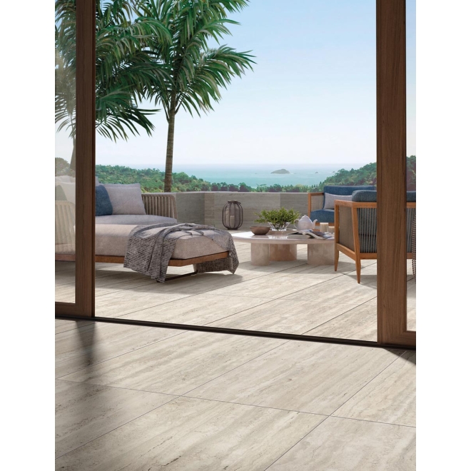Terrassenplatte Mirage Elysian Travertini in der Farbe Light verlegt auf einer Terrasse