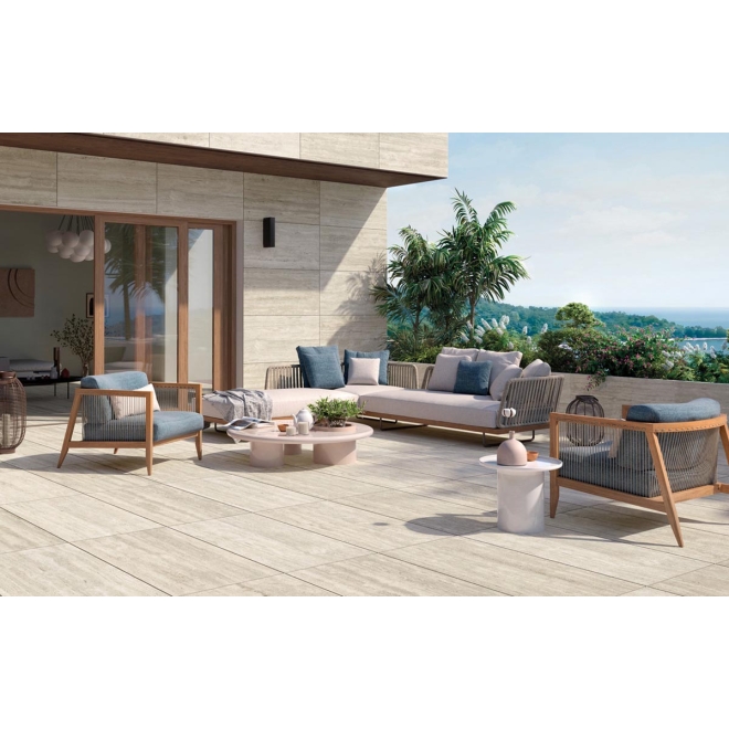 Terrassenplatte Mirage Elysian Travertini in der Farbe Light verlegt auf einer Terrasse