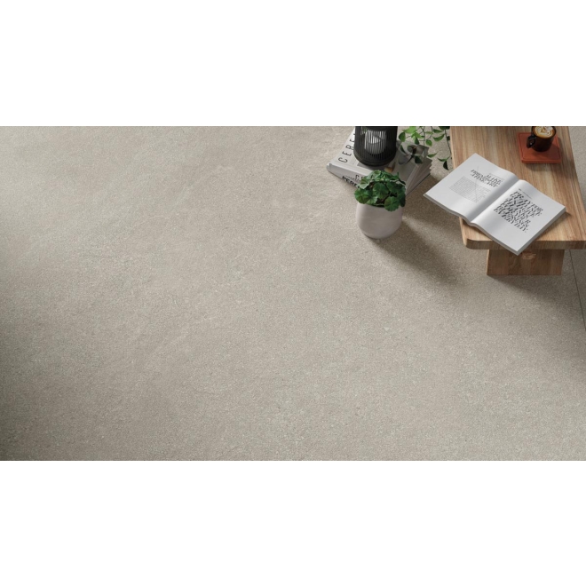 Terrassenplatte Mirage Motley in der Farbe Altamont verlegt unter einem Tisch