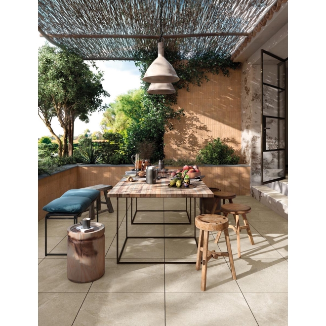 Terrassenplatte Mirage Motley in der Farbe Monterey verlegt auf einer Terrasse