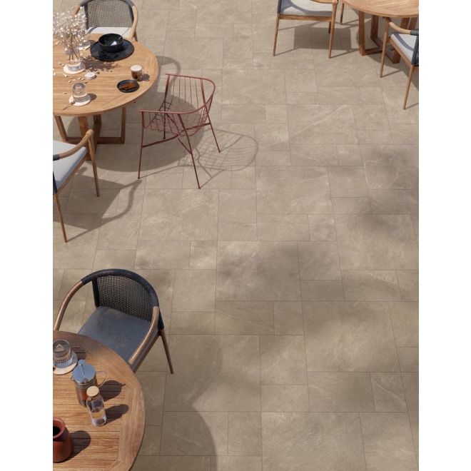 Terrassenplatte Mirage Motley in der Farbe Wembley verlegt unter Restauranttischen