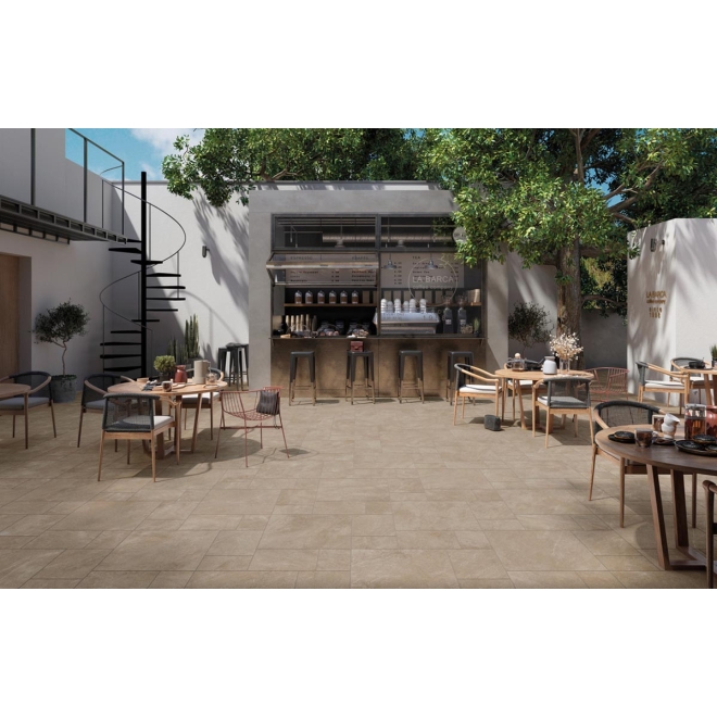 Terrassenplatte Mirage Motley in der Farbe Wembley verlegt auf einer Restaurantterrasse