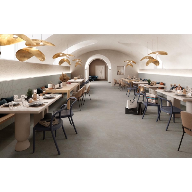 Terrassenplatte Mirage Motley in der Farbe Woodstock verlegt in einem Restaurant
