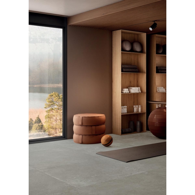 Terrassenplatte Mirage ReStone in der Farbe Icelandic verlegt in einem Sportstudio