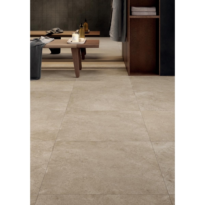 Terrassenplatte Mirage ReStone in der Farbe Indian verlegt unter einer Holzbank