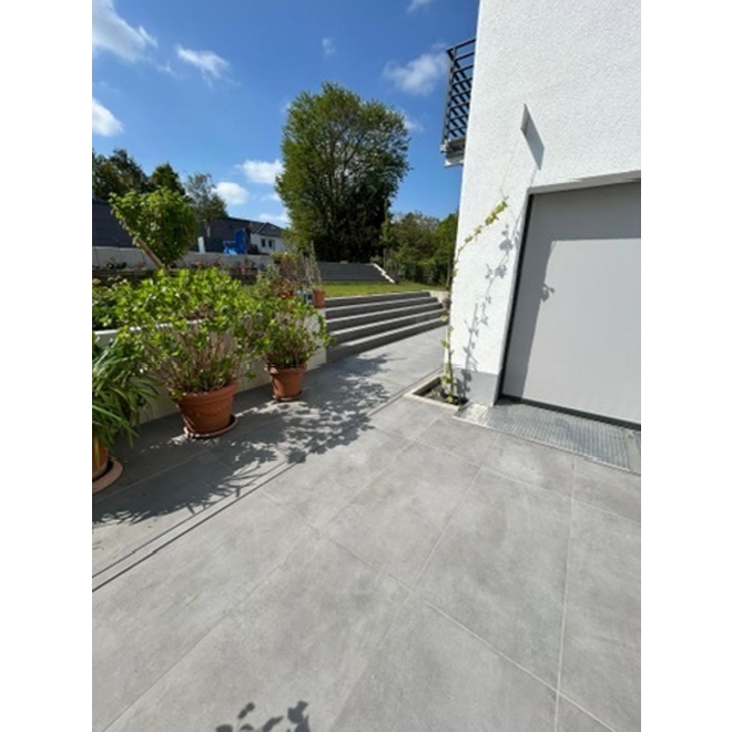 Terrassenplatte Mirage Glocal in der Farbe Ideal verlegt auf einer Terrasse
