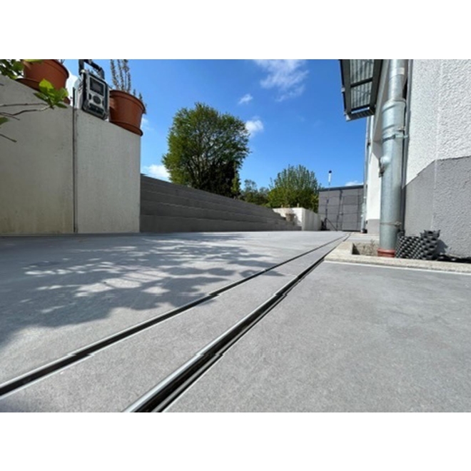 Terrassenplatte Mirage Glocal in der Farbe Ideal verlegt auf einer Terrasse