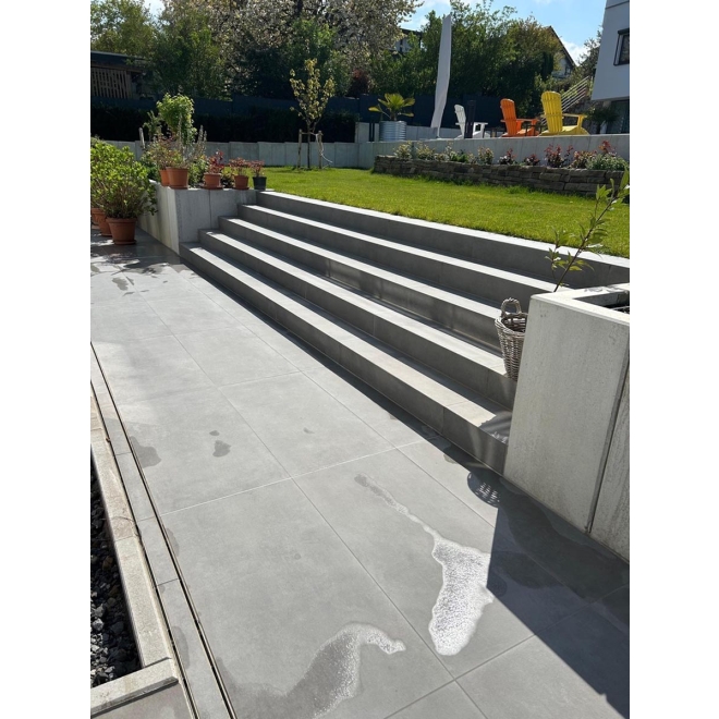 Terrassenplatte Mirage Glocal in der Farbe Ideal verlegt auf einer Terrasse