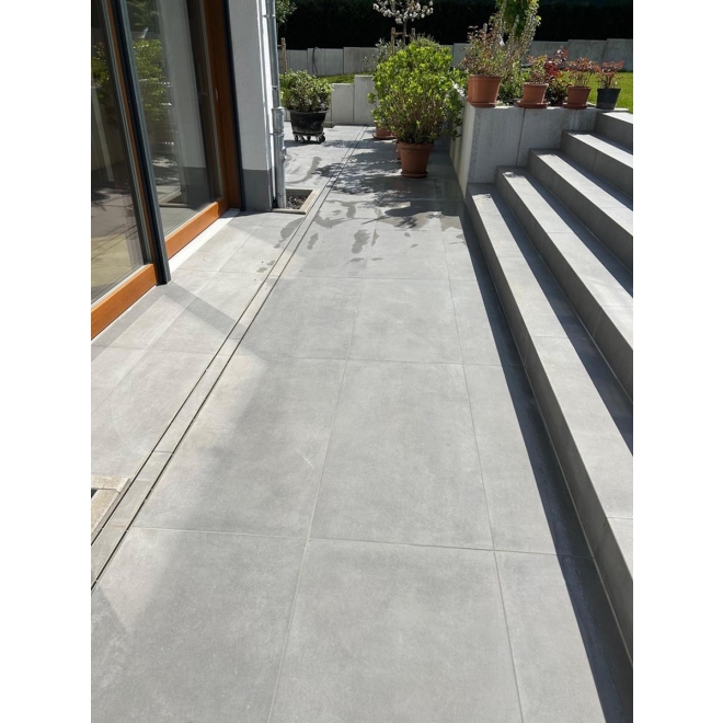 Terrassenplatte Mirage Glocal in der Farbe Ideal verlegt auf einer Terrasse