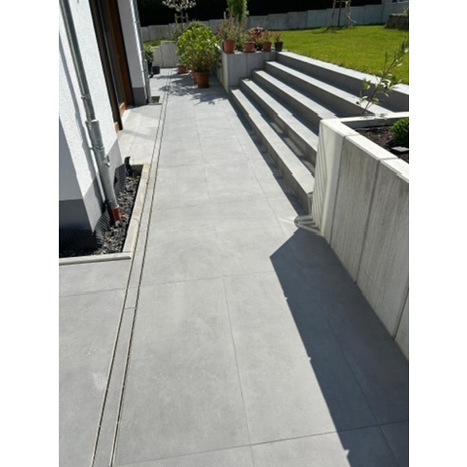 Terrassenplatte Mirage Glocal in der Farbe Ideal verlegt auf einer Terrasse