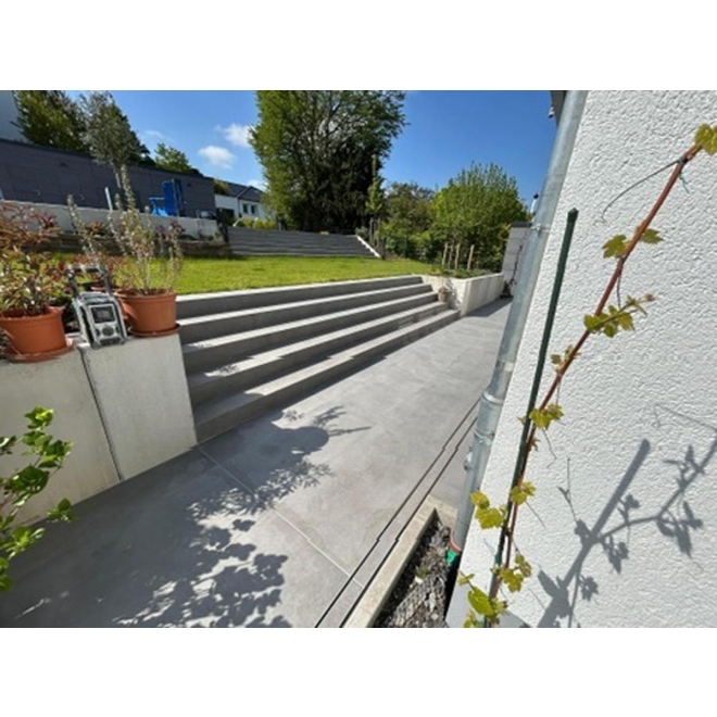 Terrassenplatte Mirage Glocal in der Farbe Ideal verlegt auf einer Terrasse