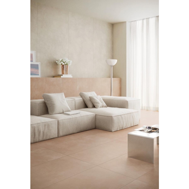 Terrassenplatte Mirage Glocal in der Farbe Youth verlegt in einem Wohnzimmer
