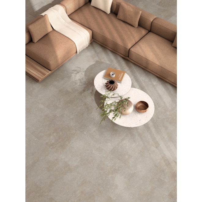 Terrassenplatte Mirage ReGea in der Farbe Noto verlegt unter einem Sofa