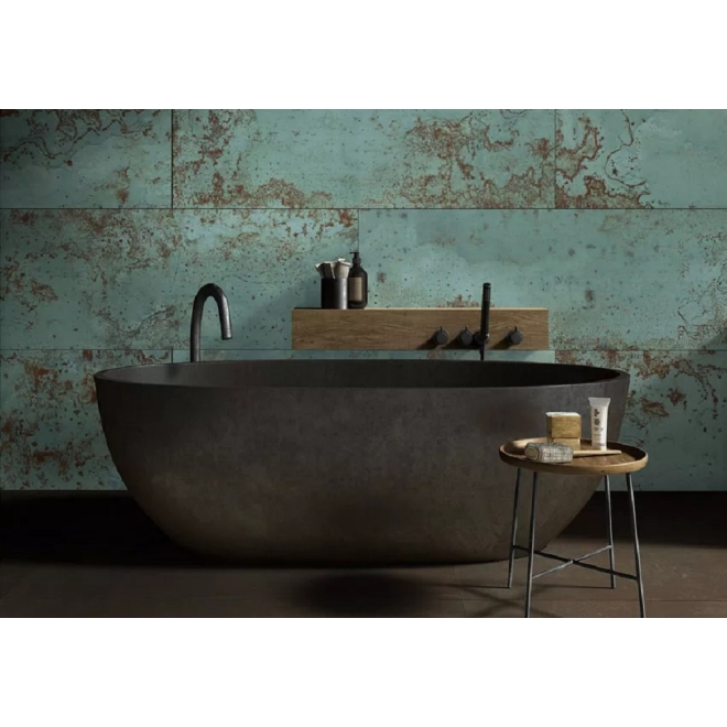 Terrassenplatte Apavisa Zinc in der Farbe Green verlegt hinter einer Badewanne