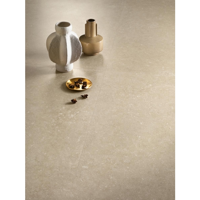 Fliese Cotto d'Este Legend in der Farbe Aura Beige verlegt unter Dekorationen