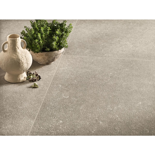 Terrassenplatte Cotto d'Este Legend in der Farbe Fossil Grey verlegt unter einer Pflanze