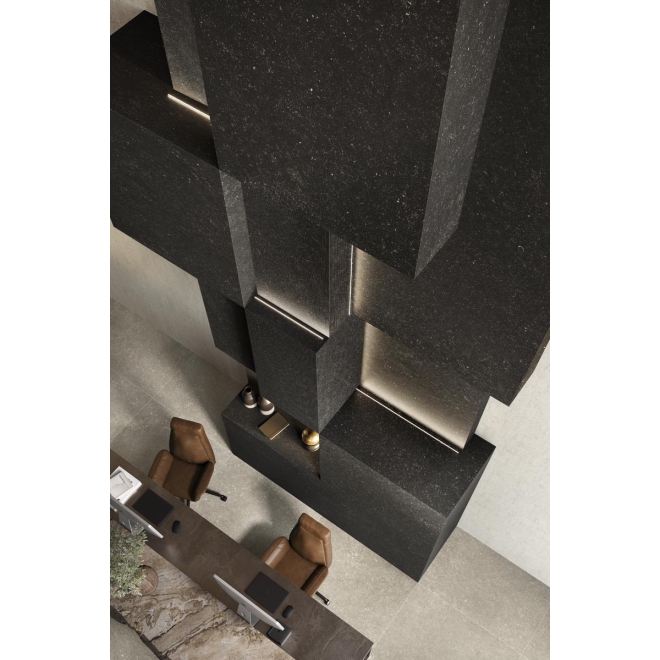 Fliese Cotto d'Este Legend in der Farbe Origin Black verlegt hinter einem Schreibtisch