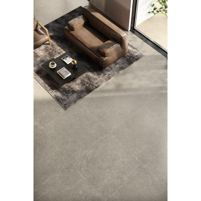 Fliese Cotto d'Este Legend in der Farbe Fossil Grey verlegt in einem Wohnzimmer