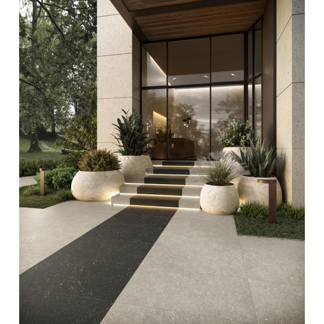 Terrassenplatte Cotto d'Este Legend in der Farbe Fossil Grey verlegt an einem Hauseingang