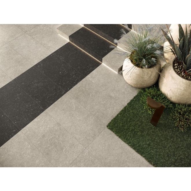 Terrassenplatte Cotto d'Este Legend in der Farbe Fossil Grey verlegt an einer Treppe