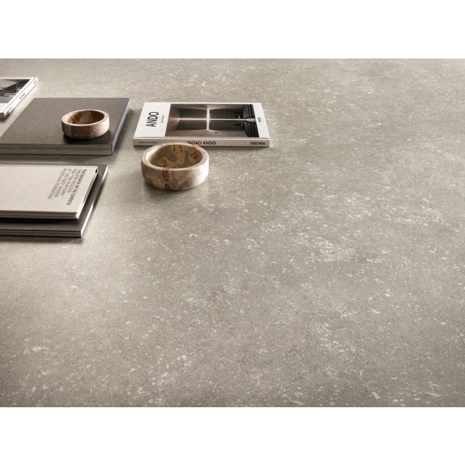 Fliese Cotto d'Este Legend in der Farbe Fossil Grey verlegt unter Büchern