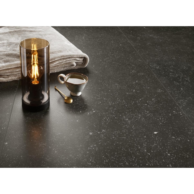Fliese Cotto d'Este Legend in der Farbe Origin Black verlegt unter einer Tasse und einer Lampe