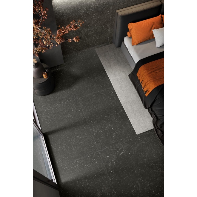 Fliese Cotto d'Este Legend in der Farbe Origin Black verlegt unter einem Bett