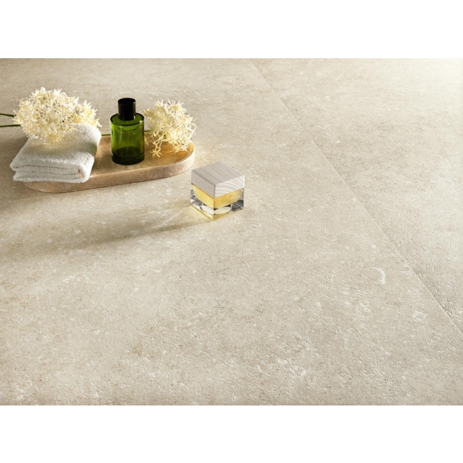 Fliese Cotto d'Este Legend in der Farbe Primal White verlegt unter Dekorationen