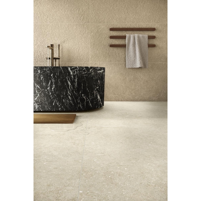 Fliese Cotto d'Este Legend in der Farbe Primal White verlegt in einem Badezimmer