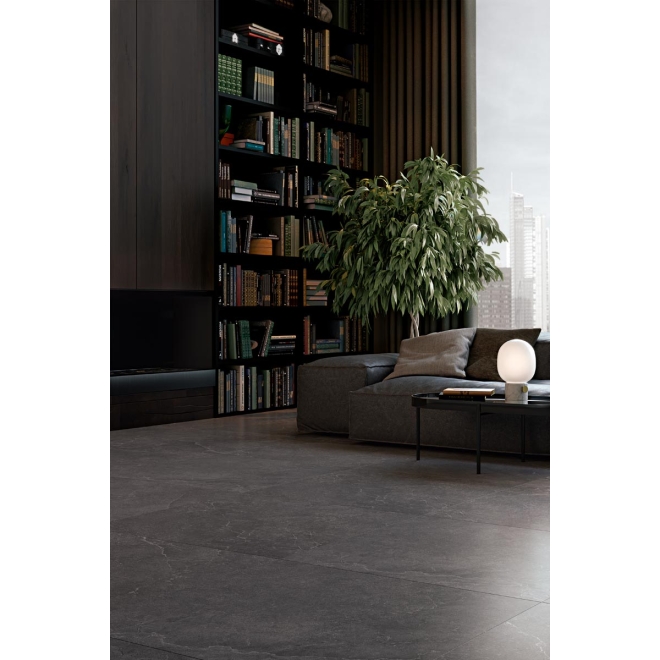 Fliese Cotto d'Este Lithos in der Farbe Carbon verlegt in einem Wohnzimmer