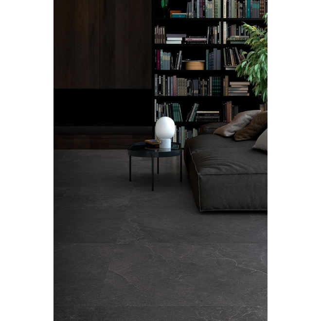 Fliese Cotto d'Este Lithos in der Farbe Carbon verlegt in einem Wohnzimmer