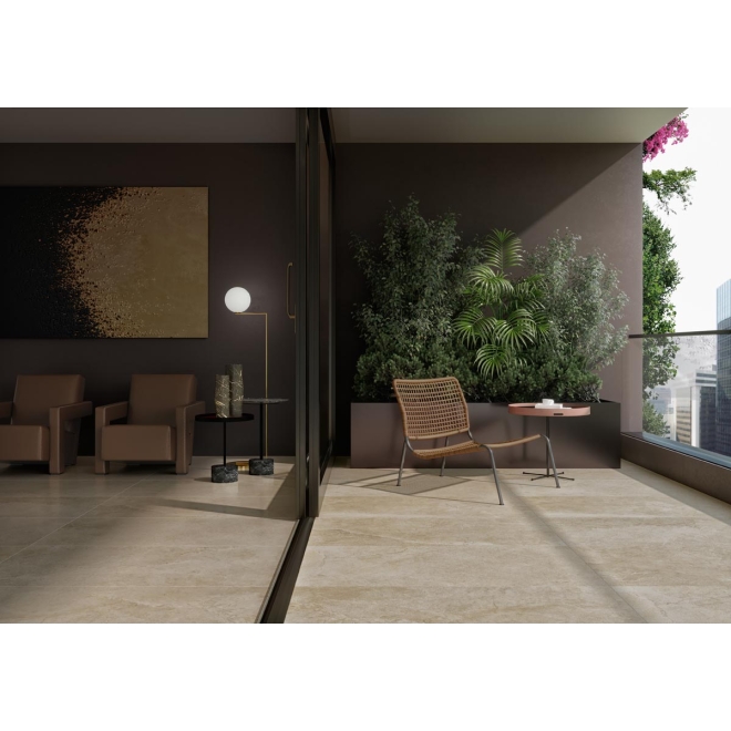 Fliese Cotto d'Este Lithos in der Farbe Desert verlegt in einem Wohnzimmer und auf einem Balkon