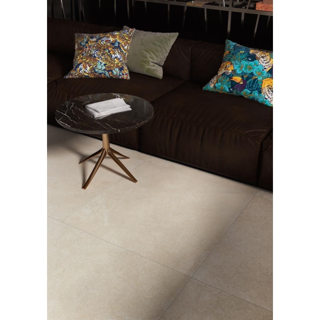 Fliese Cotto d'Este Lithos in der Farbe Moon verlegt unter einem Sofa