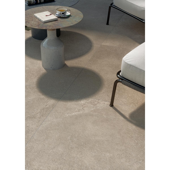 Terrassenplatte Cotto d'Este Lithos in der Farbe Stone verlegt unter Gartenmöbeln