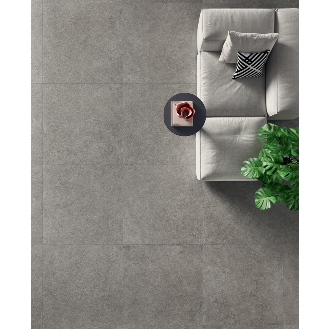 Terrassenplatte Cotto d'Este Pura in der Farbe Grey verlegt unter einem Sofa