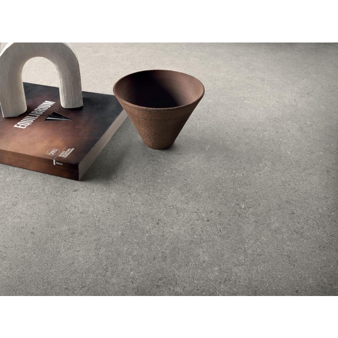Terrassenplatte Cotto d'Este Pura in der Farbe Grey verlegt unter Dekorationen