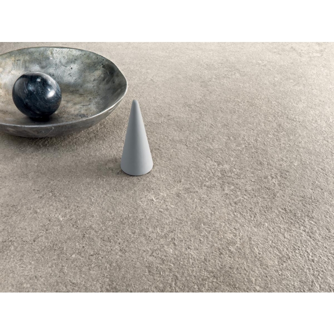 Terrassenplatte Cotto d'Este Pura in der Farbe Pearl verlegt unter Dekorationen