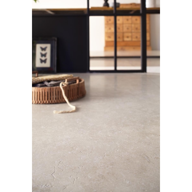 Fliese Cotto d'Este Secret Stone in der Farbe Mystery White verlegt in einem Wohnzimmer