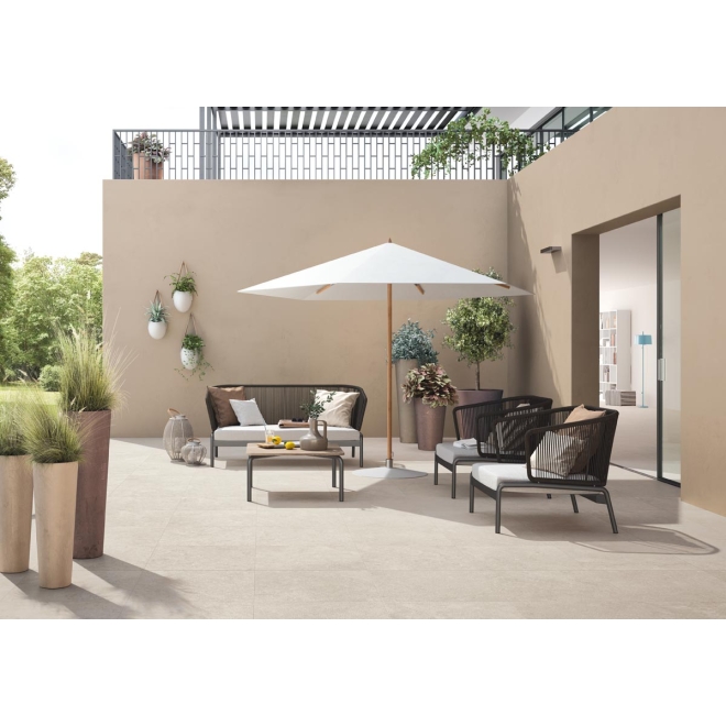Terrassenplatte Cotto d'Este Secret Stone in der Farbe Mystery White verlegt auf einem Balkon