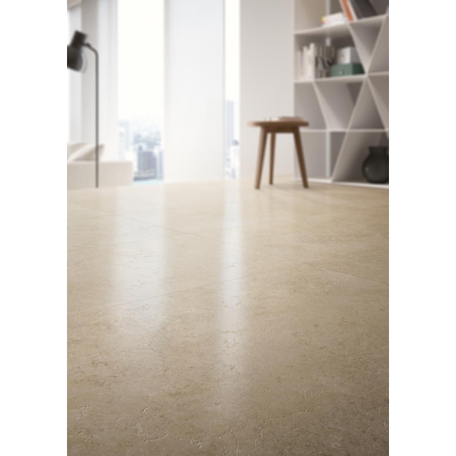 Fliese Cotto d'Este Secret Stone in der Farbe Precious Beige verlegt in einem Wohnzimmer