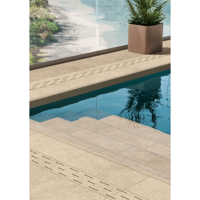 Terrassenplatte Cotto d'Este Secret Stone in der Farbe Precious Beige verlegt an einem Pool