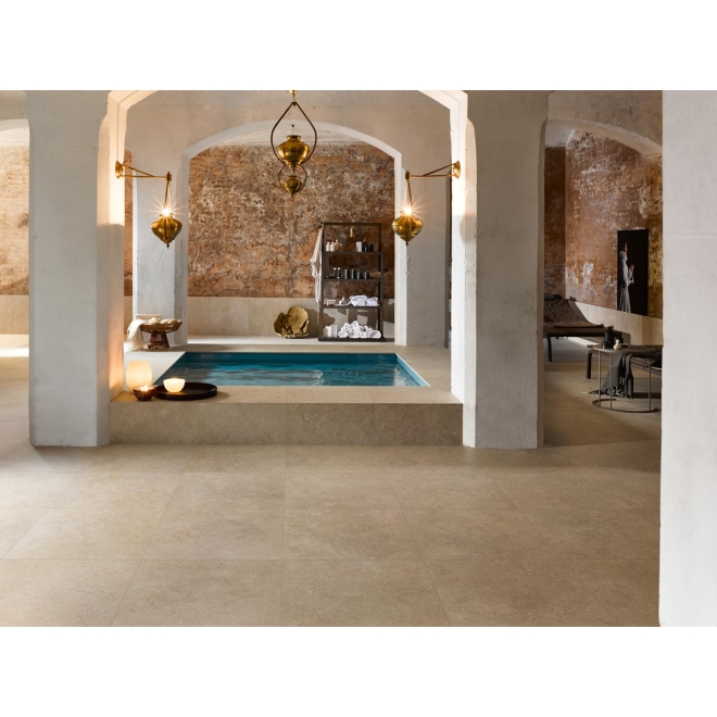 Terrassenplatte Cotto d'Este Secret Stone in der Farbe Precious Beige verlegt an einem Pool