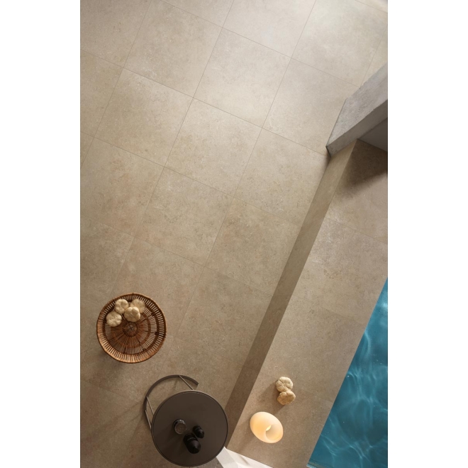 Terrassenplatte Cotto d'Este Secret Stone in der Farbe Precious Beige verlegt an einem Pool