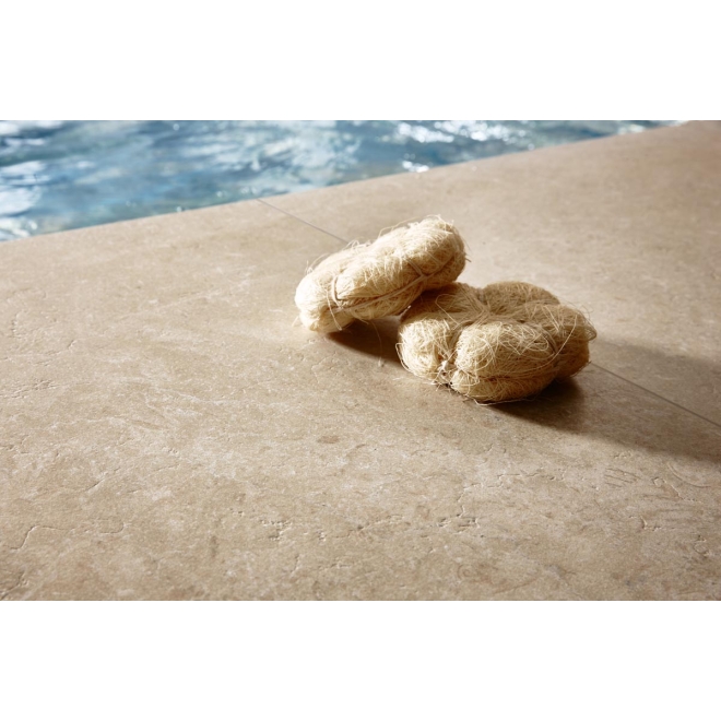 Terrassenplatte Cotto d'Este Secret Stone in der Farbe Precious Beige verlegt an einem Pool