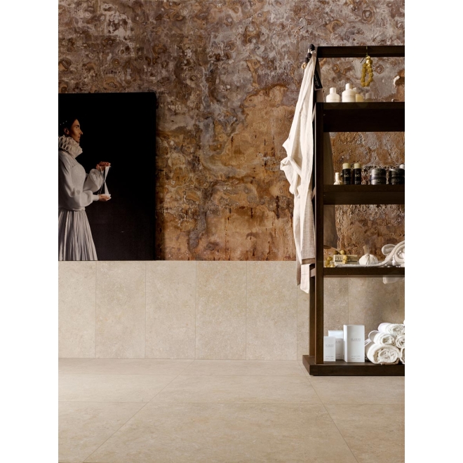 Fliese Cotto d'Este Secret Stone in der Farbe Precious Beige verlegt in einem Spa
