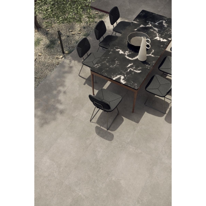 Terrassenplatte Blustyle Solaris in der Farbe Rodi verlegt unter einem Esstisch